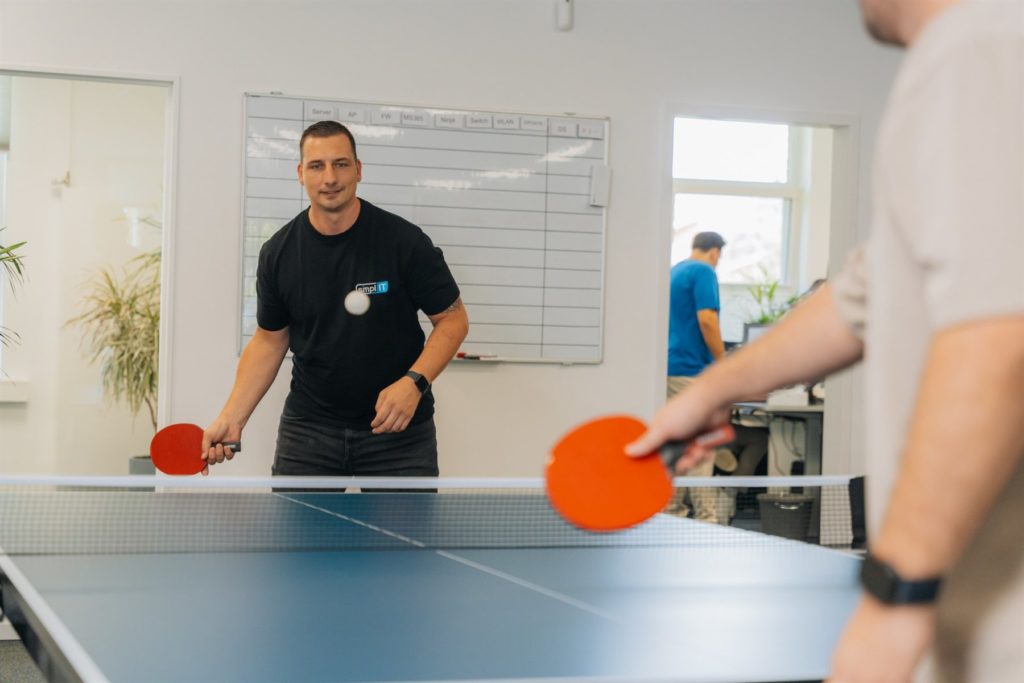 Kollege beim Tischtennis im Büro