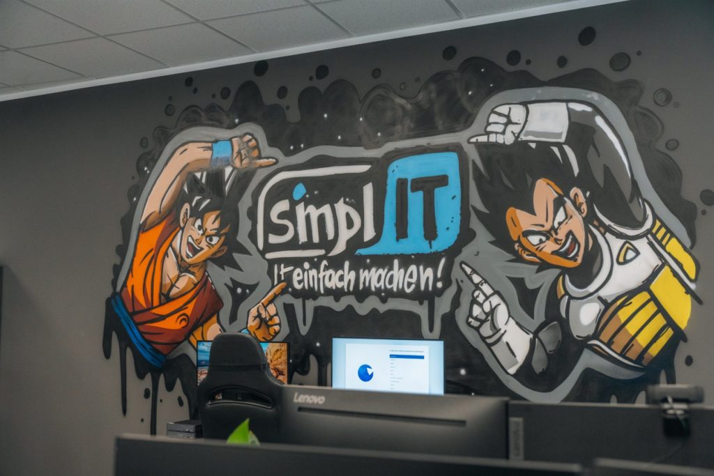 Wandgemälde mit smpl-IT-Logo und dem Slogan IT einfach machen