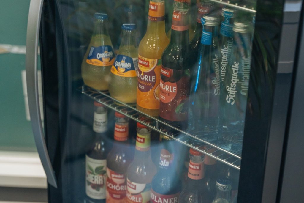Getränkekühlschrank im Büro mit Limonaden und Schorlen