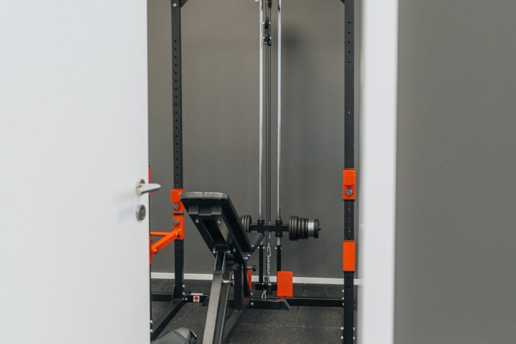 Fitnessraum im Büro mit Kraftstation und Hantelbank