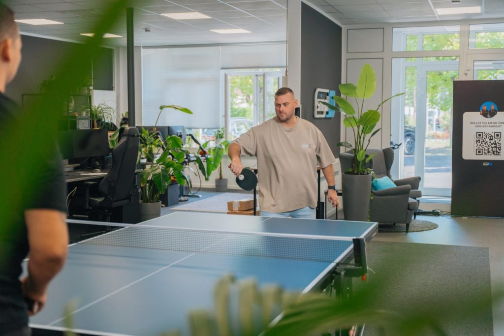 Kollegen beim Tischtennis im Büro in Leverkusen