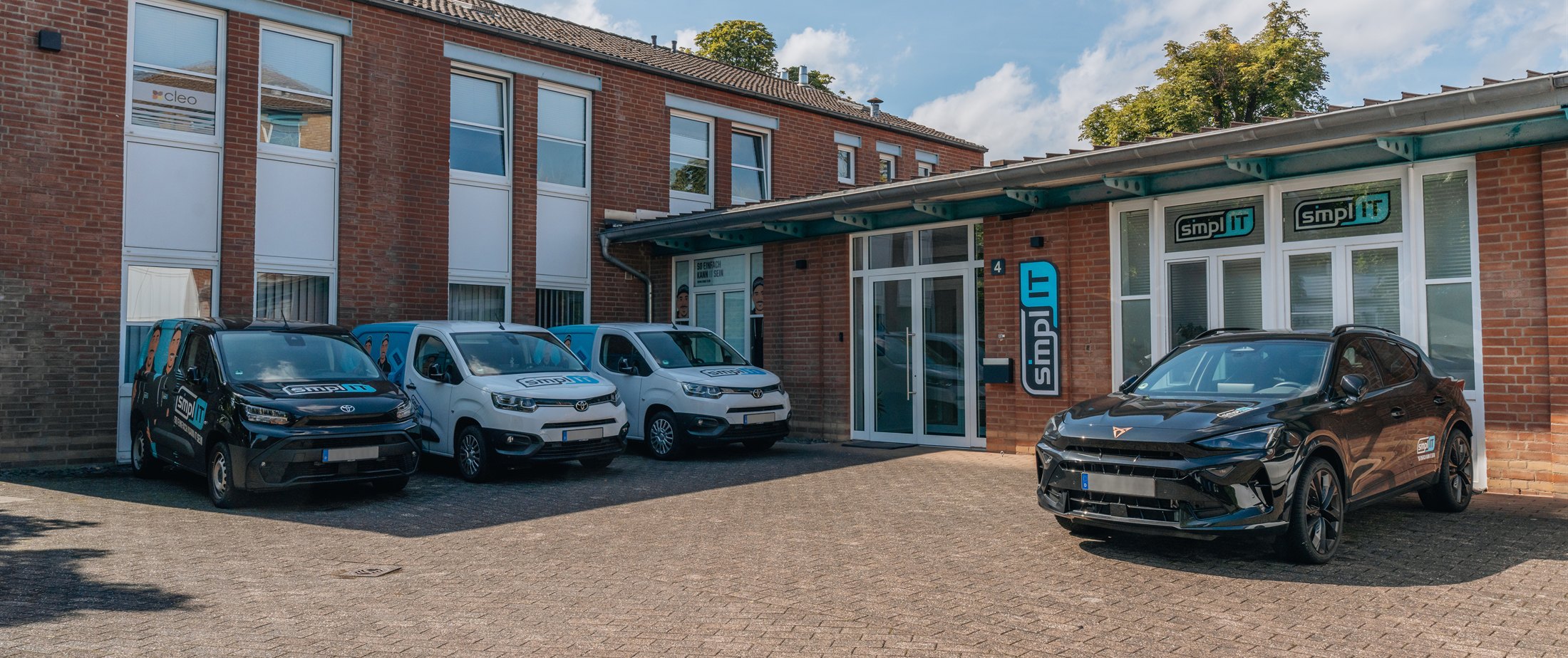 Das smpl-IT Firmengebäude in Leverkusen mit den Servicefahrzeugen davor